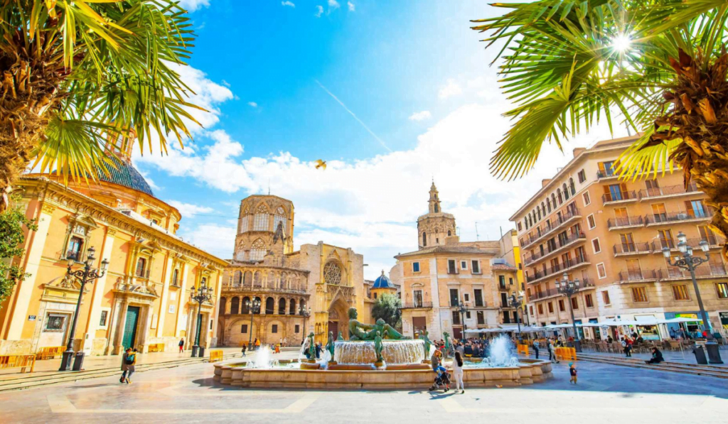 Plaza del centro de Valencia con fuente y edificios históricos