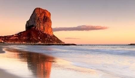 Vista panorámica del Peñón de Ifach en Calpe con el mar Mediterráneo al atardecer
